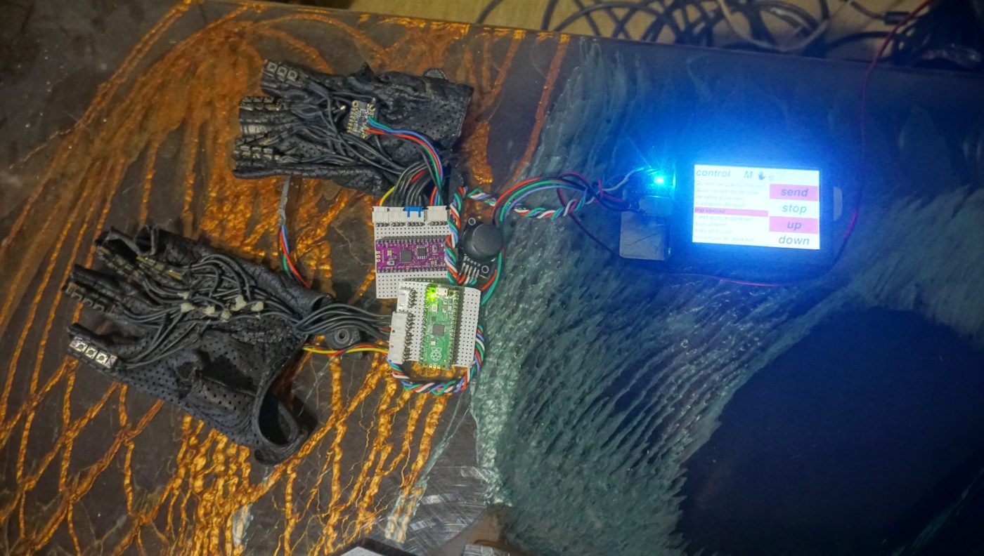 Les gants de contrôle et l'écran de la télécommande